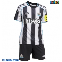 Camisa de Futebol Newcastle United Equipamento Principal Infantil 2025-26 Manga Curta (+ Calças curtas)